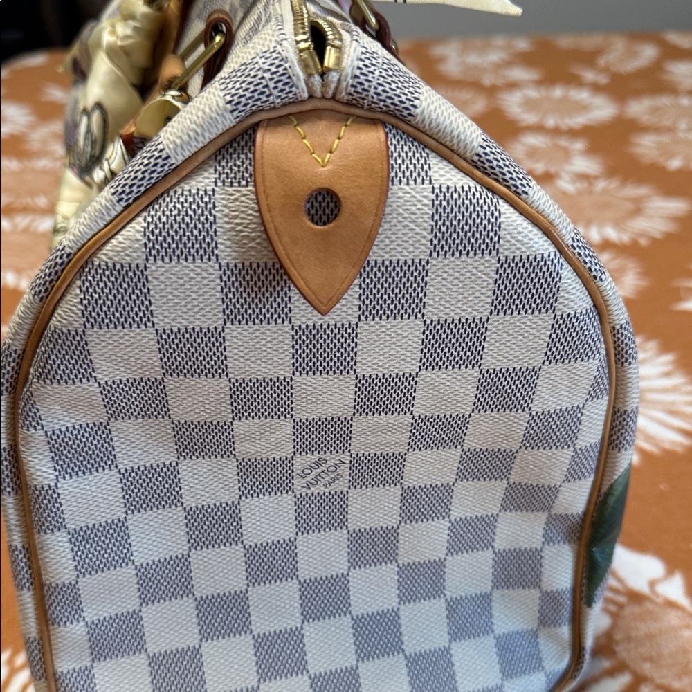 Louis Vuitton Speedy 30 Top-Handle Bag in Cream with Pink Accents. - Picture 7 of 10